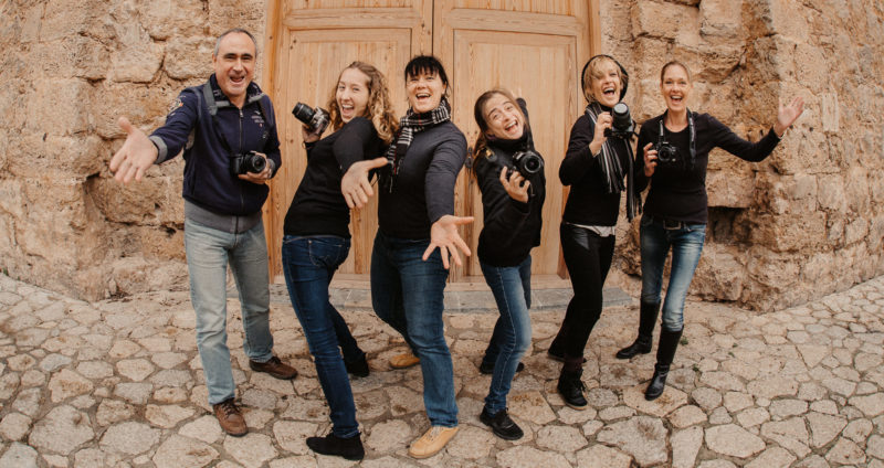 Diana Hirsch mit fünf ihrer Schüler während eines Mallorca Fotoausflugs